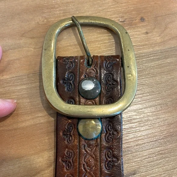 SOLD Vintage brown tooled leather brown belt with brass buckle size 31-36 - Picture 5 of 10